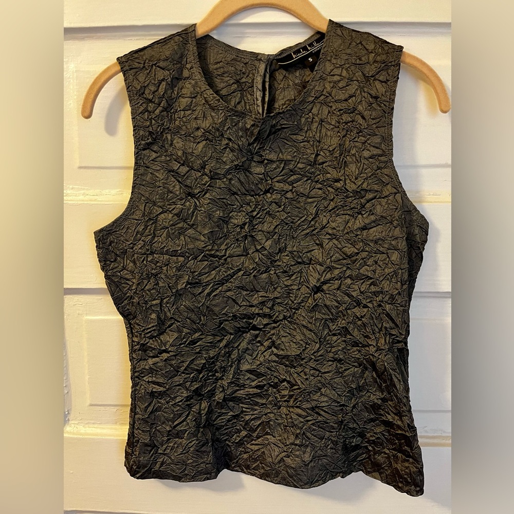 Nicole Miller gray crinkle sleeveless blouse. Size small.